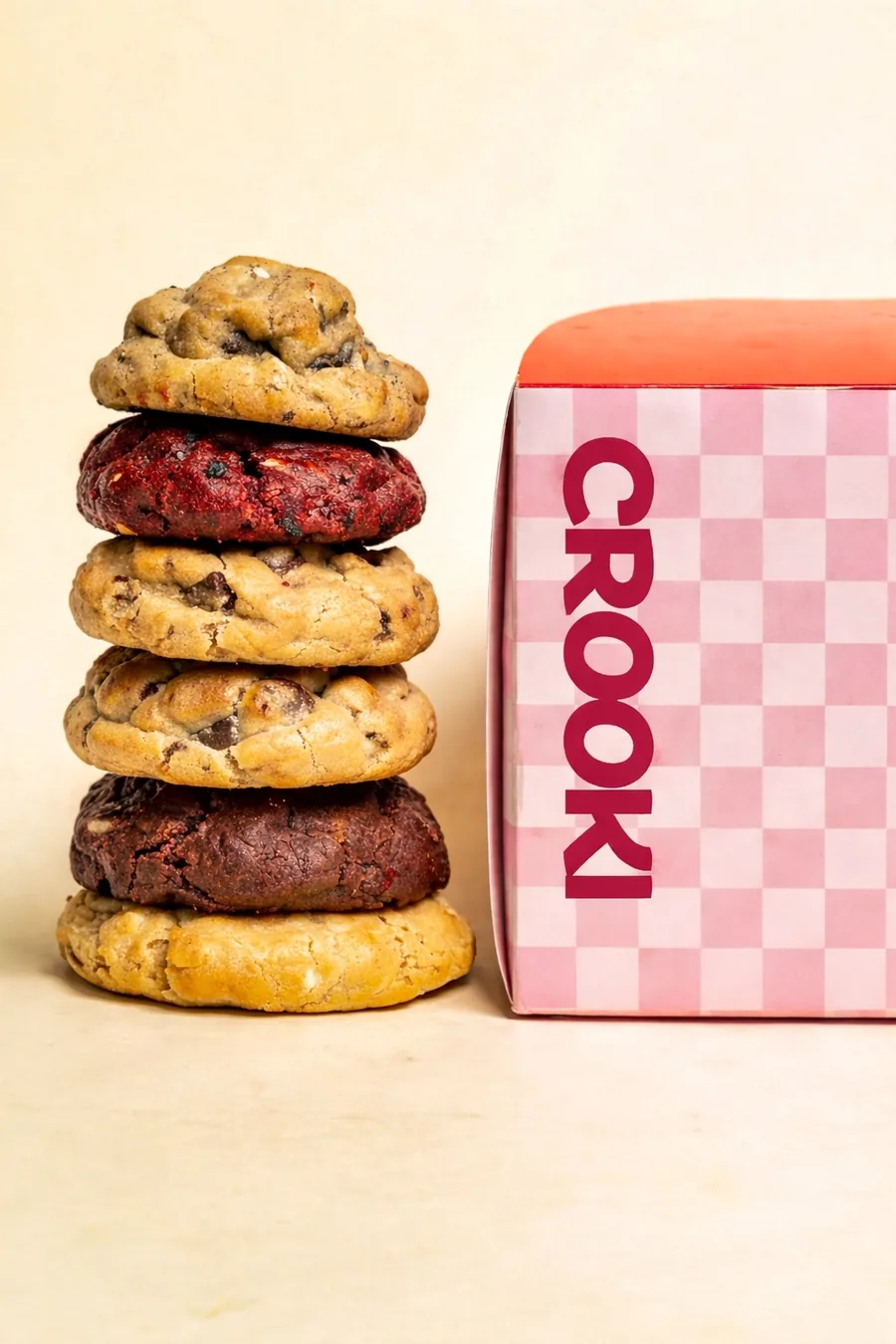 Galletas Crooki apiladas junto a su caja